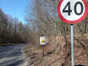 znak drogowy dla kierowców od południa ul. wycieczkowej , 